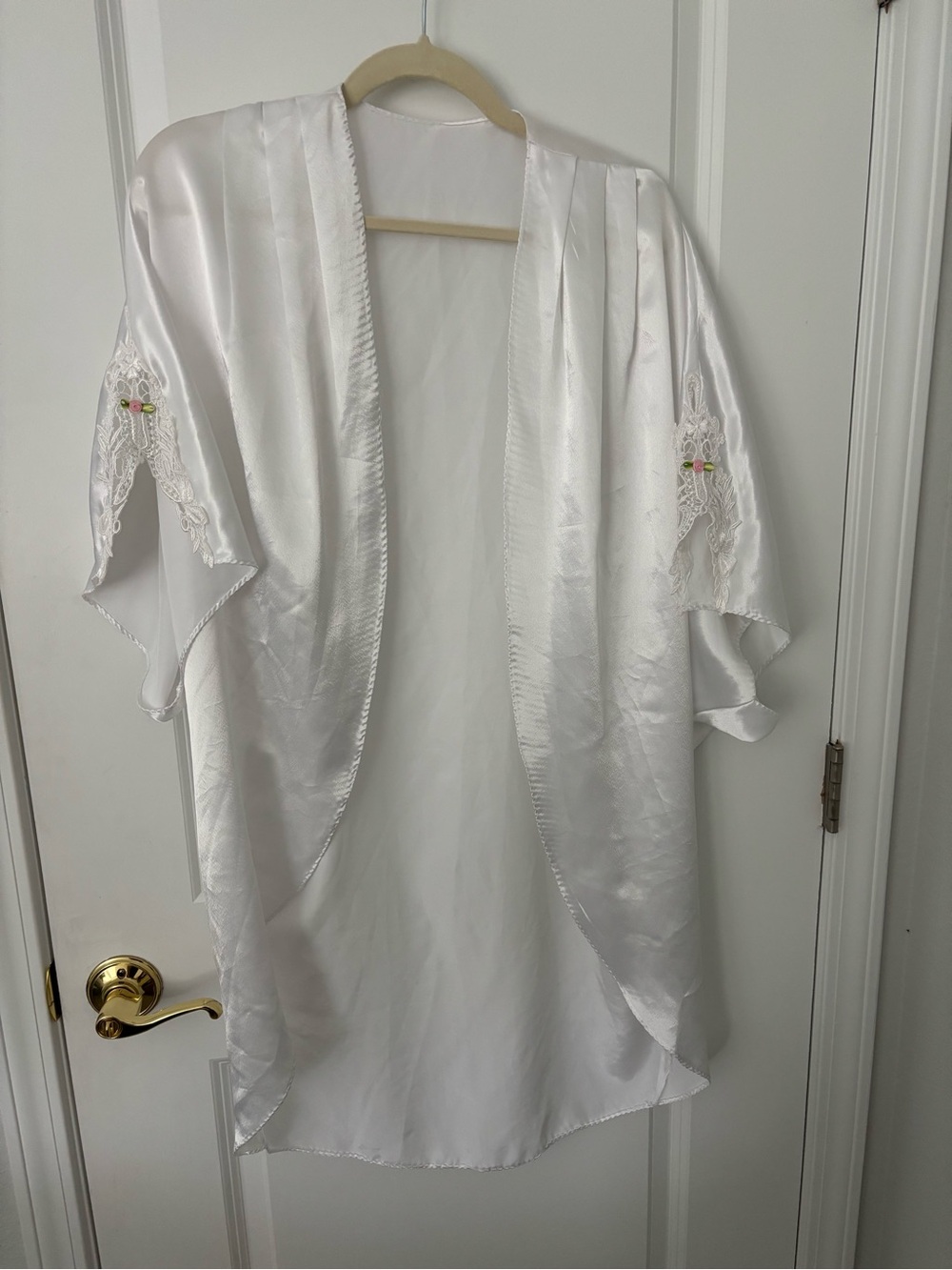 Vintage California Dynasty white satin kimono embroidered robe lace rosettes